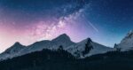 星空と雪山のアウトドアシーン｜おすすめ登山・アウトドア用品2025
