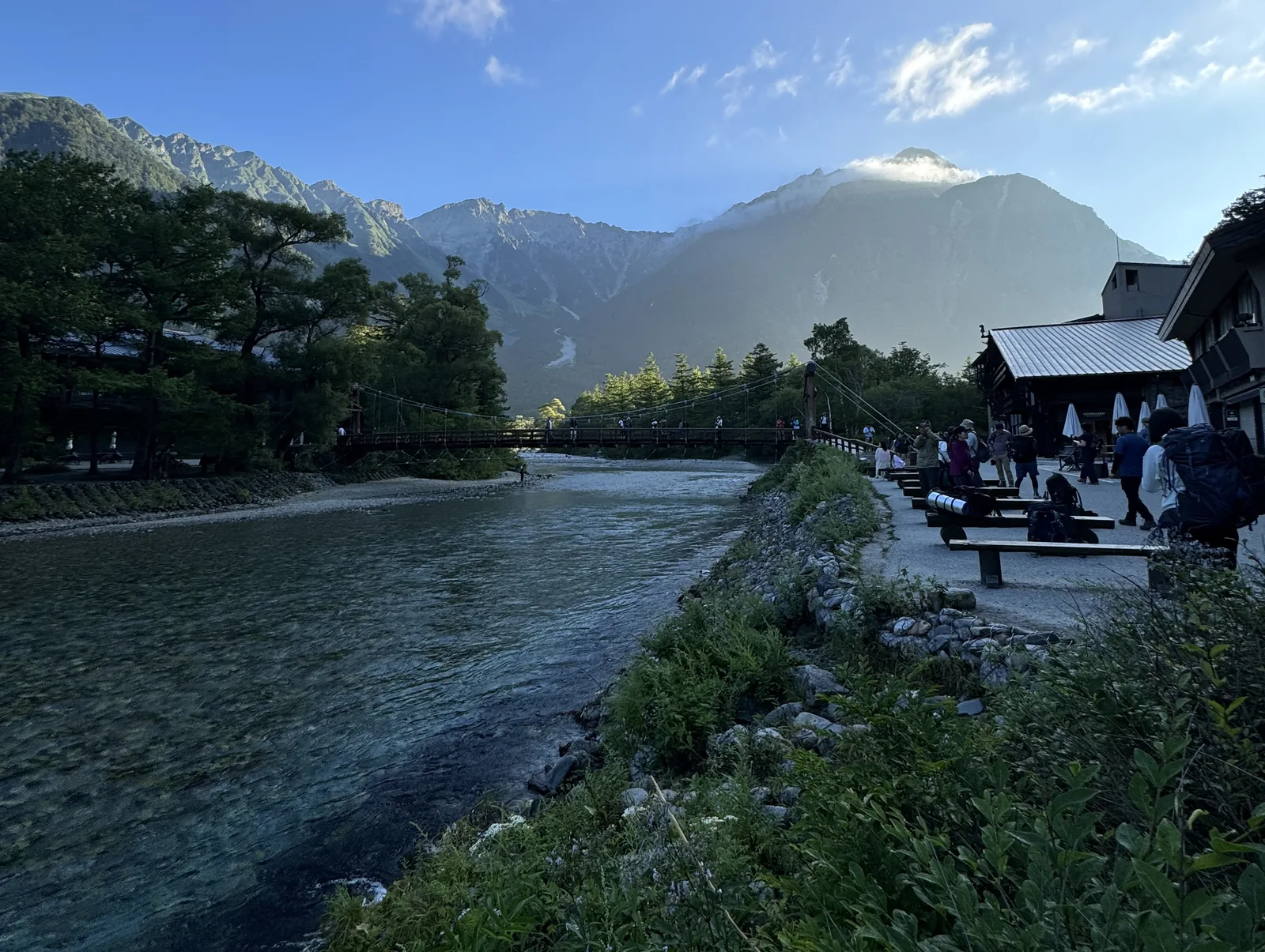 上高地の河童橋と梓川